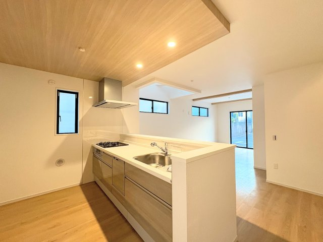 【キッチン】 | ◇◆横浜市青葉区若草台2期　新築一戸建て◆◇ | ◆ご家族みんなで調理ができる位のスペースを実現したキッチン空間となっております。みんなで作った料理を召し上がりながらの会話は、どのような物になるのでしょうか。