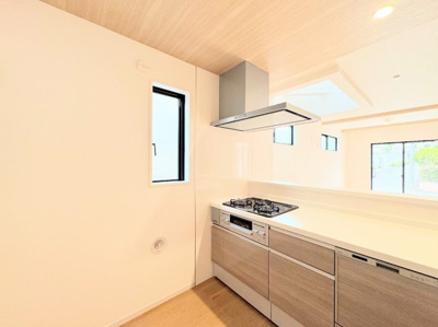 【キッチン】 | ◇◆横浜市青葉区若草台2期　新築一戸建て◆◇ | ◆長い時間滞在するキッチンだからこそ、食事の準備を楽しい時間に、忙しい時でもスムーズに無駄なく作業できる、お手入れも簡単にできるなど、毎日を楽しくするキッチンスペースに仕上げました。