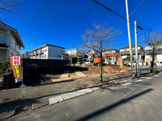 【外観】 | ◆一戸建てを中心とした街並みが整然と続き、周辺は高い建物が建っていないので、緑の多い閑静な趣を感じる環境です。街並みや周辺環境も重要なポイントです！！