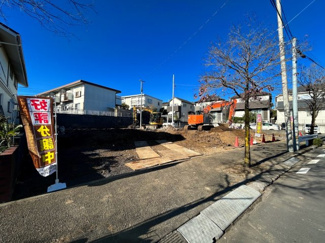 【外観】 | ◆爽やかな青空の下に贅沢なほどに降り注ぐ陽光、豊かな居住性と、クオリティが見事に調和した住空間は、住まうことの喜びを感じさせてくれます。ゆとりある広い敷地で開放的なお住まいです。