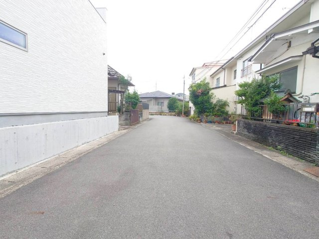 ◆建築条件無し売土地◆市バス『神川小学校前』停徒歩１分◆間口広々１５.２５ｍ◆伏見区久我森の宮町の前面道路含む現地写真|前道(２０２４年９月撮影)