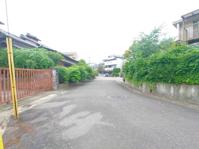 ◆建築条件無し売土地◆市バス『神川小学校前』停徒歩１分◆間口広々１５.２５ｍ◆伏見区久我森の宮町の前面道路含む現地写真|前道(２０２４年９月撮影)