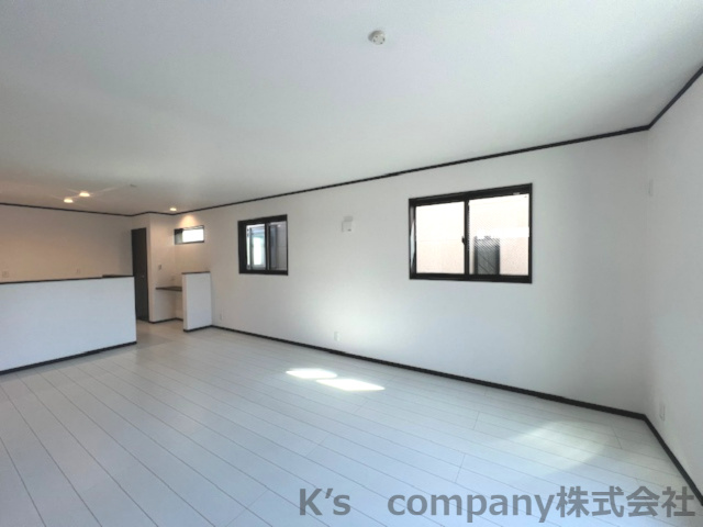 茅ヶ崎市若松町　築浅未入居戸建　A号棟の居間・リビング|日当たりも良く、3面採光となっておりますので、通風も良好です♪