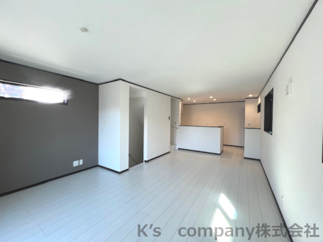 茅ヶ崎市若松町　築浅未入居戸建　A号棟の居間・リビング|リビングは高級感のある仕上がりです☆