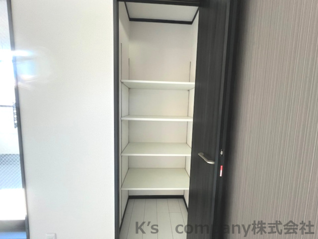 茅ヶ崎市若松町　築浅未入居戸建　A号棟の収納|可動棚は収納物によって調整が可能なため、さまざまな用途にお使いいただけます♪