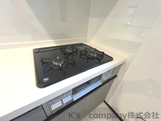 茅ヶ崎市若松町　築浅未入居戸建　A号棟のキッチン|便利な3口コンロでお料理の幅も広がります☆