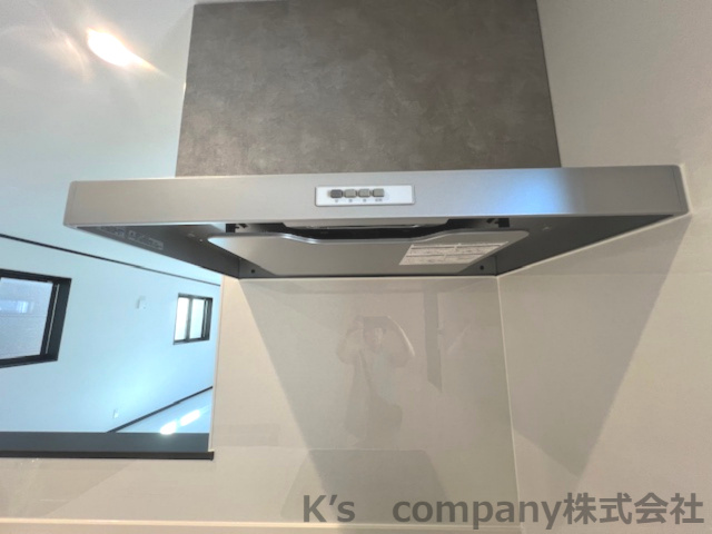 茅ヶ崎市若松町　築浅未入居戸建　A号棟のキッチン|スタイリッシュな換気扇☆
