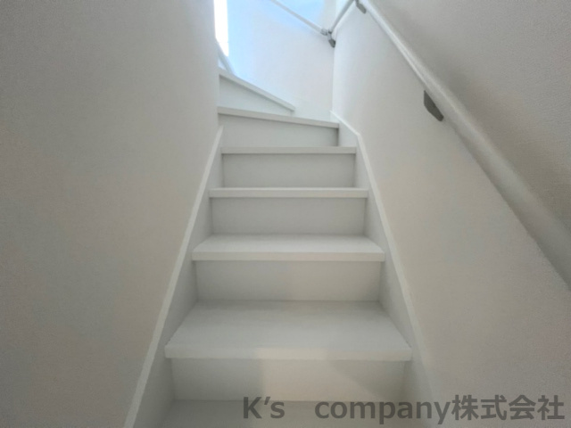 茅ヶ崎市若松町　築浅未入居戸建　A号棟の内装|手すり付きの階段で安心安全♪
