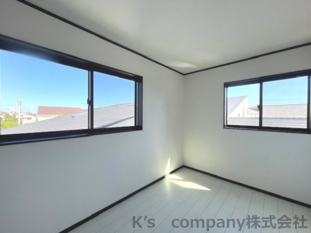 茅ヶ崎市若松町　築浅未入居戸建　A号棟の洋室|2面採光で日当たりも良く、通風も良好です☆