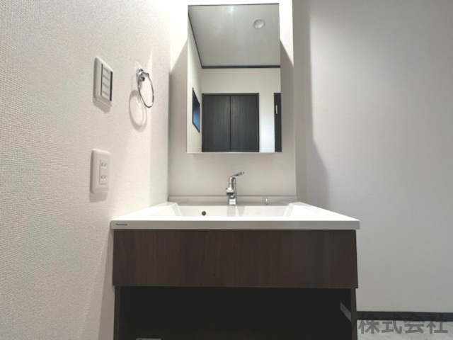 茅ヶ崎市若松町　築浅未入居戸建　A号棟の独立洗面台|シックな色調の洗面台は浴室の雰囲気ともよくマッチしています♪