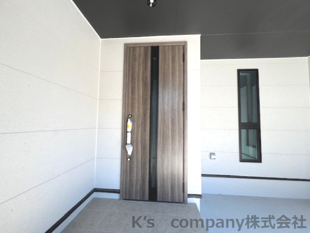 茅ヶ崎市若松町　築浅未入居戸建　A号棟の玄関|シックな木目の色調であります♪
