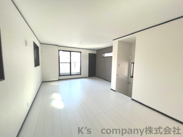 茅ヶ崎市若松町　築浅未入居戸建　A号棟の居間・リビング|アクセントクロスを使用したリビングはシックな雰囲気で統一されています♪