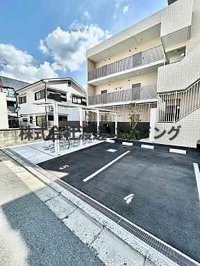 カルム西野の駐車場