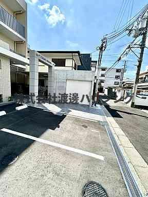 カルム西野の駐車場