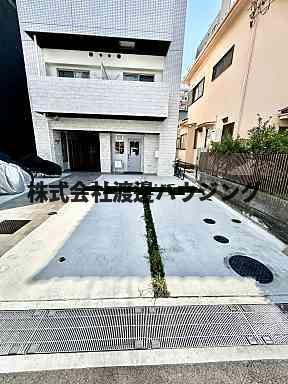 ONLYONE江坂の駐車場