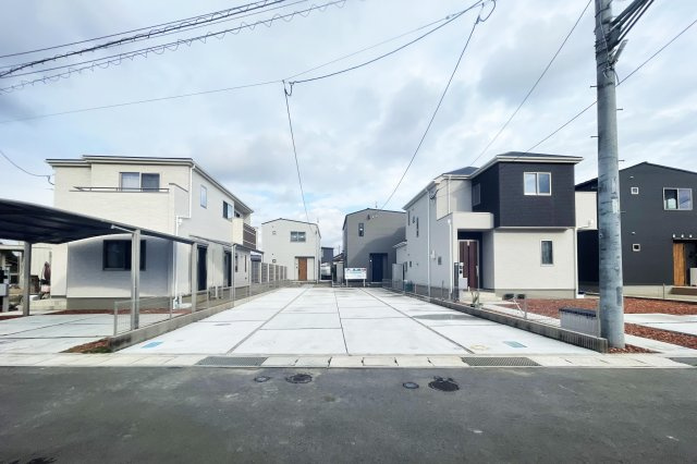 福間南 HACOGAIの外観|土地は旗竿形状ですが通路幅がそれぞれ４ｍあるので広々。 