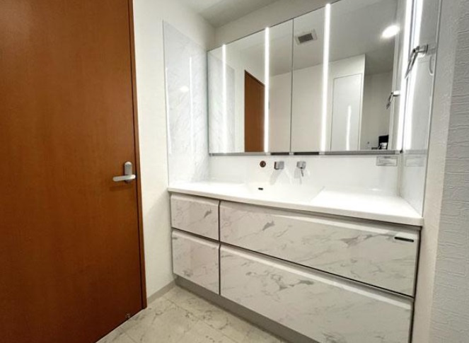 針木ガーデンヒルズ　中古マンションの独立洗面台