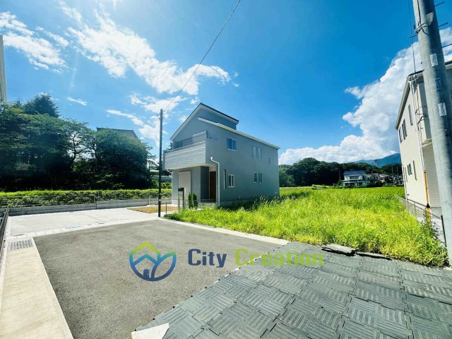 秦野市曽屋　大型分譲住宅の前面道路含む現地写真