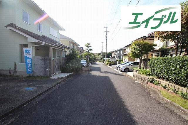 小牧市光ヶ丘４丁目　中古戸建の前面道路含む現地写真