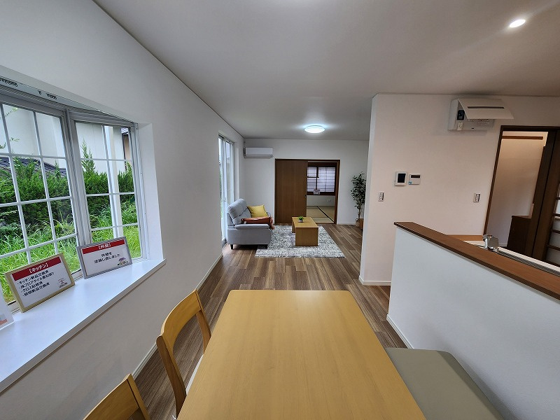 小牧市光ヶ丘４丁目　中古戸建の居間・リビング|こちらのリビングで趣味の時間をお楽しみください