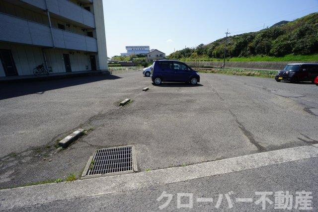 グランシャトー吉原北棟の駐車場