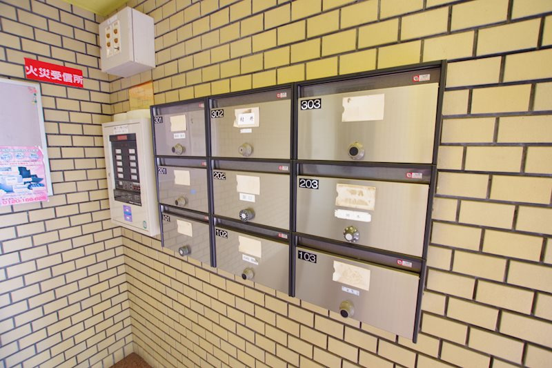 枚方市長尾元町７丁目の賃貸マンションのエントランス
