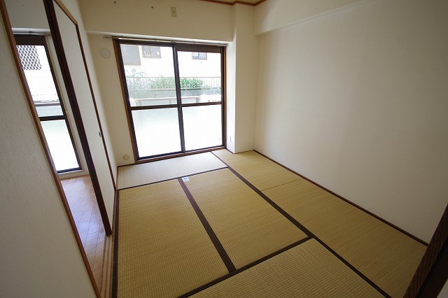 枚方市長尾元町７丁目の賃貸マンションの和室