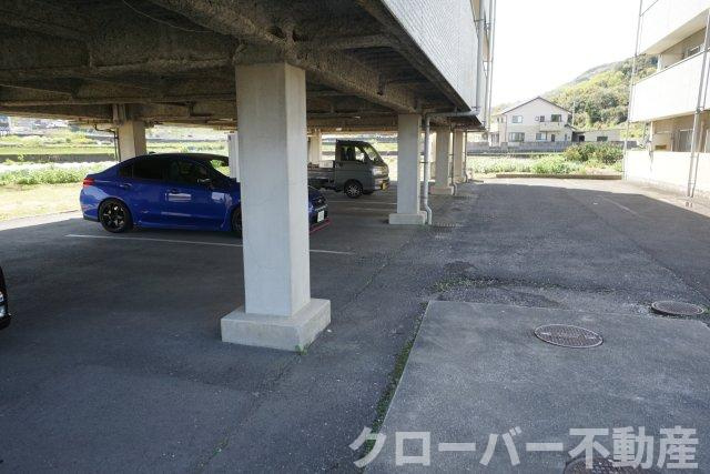 グランシャトー吉原南棟の駐車場