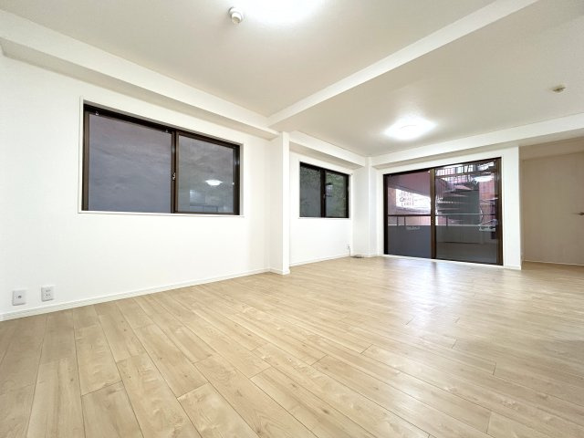 京阪・地下鉄・阪急の３沿線アクセス可能◆２０２５年１月リフォーム済み◆南向き◆オークリッチ松原の居間・リビング|リビング