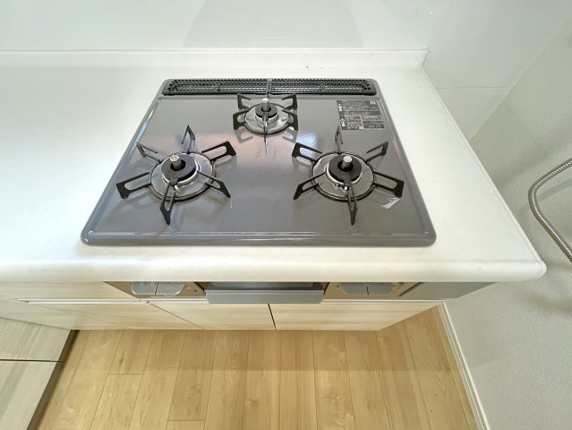 京阪・地下鉄・阪急の３沿線アクセス可能◆２０２５年１月リフォーム済み◆南向き◆オークリッチ松原のキッチン|３口ガスコンロ