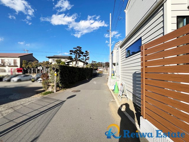新築戸建　茅ヶ崎市円蔵の前面道路含む現地写真