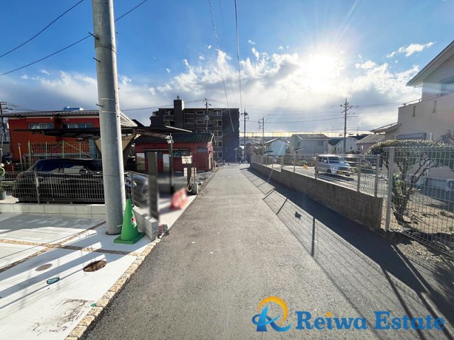 新築戸建　茅ヶ崎市円蔵の前面道路含む現地写真