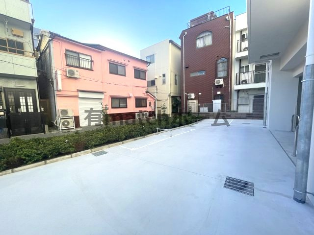 セレニテ十三ミラクの駐車場