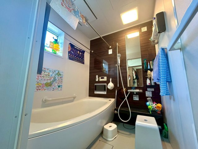 【浴室】 | 入浴時の快適さも大事なことですが、綺麗な状態を維持できなければ気持ちよく入浴できません。毎日の掃除が楽という点は大事なポイントになります！カビが生えにくく掃除がしやすい、壁や浴槽を選ぶといいでしょう。