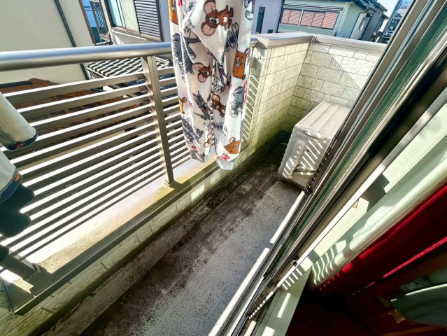 【バルコニー】 | バルコニーは、室外の専用スペースのうち、「屋根がなく開放された空間」であるものを指します。ベランダより広いタイプのものが多く、日当たりもよいため家庭菜園などを楽しみたい人にとって適した環境となります。