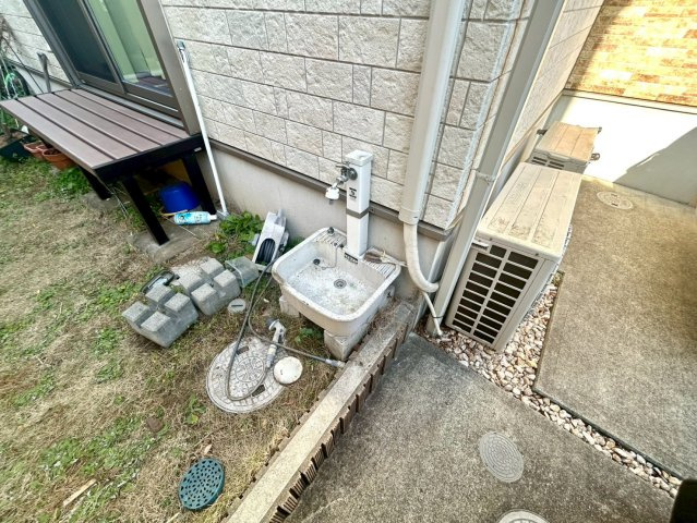 【設備】 | 敷地内に散水栓や立水栓があると便利です。水道水を直接利用できるため、水を運ぶ手間を省くことが出来ます。大量の水を必要とする洗車作業や清掃などに役立ちます。その他設備とあわせて、現地でご確認ください。

