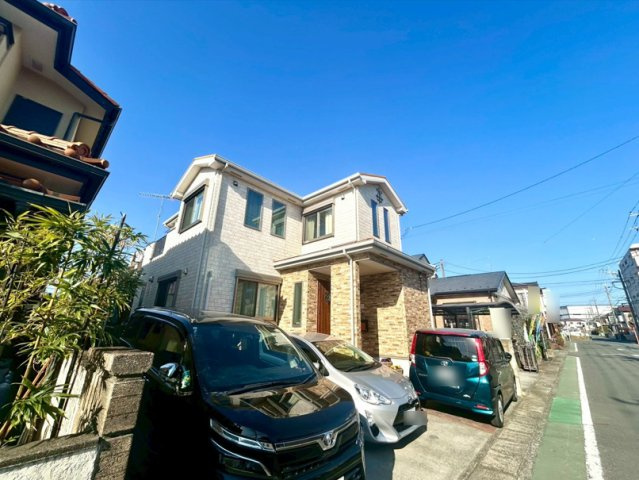 【構造・工法・仕様】 | 木造住宅とは土台、壁、柱など建築物の強度を支える構造体の材に木が使用されている構造を指します。構造体は建物の自重を支えるだけではなく風圧や水圧、積裁荷重などあらゆる衝撃に耐えるための基礎です。
