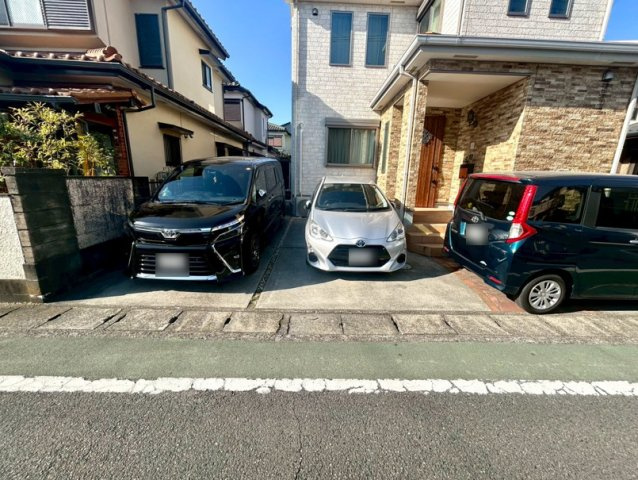 【駐車場】 | 駐車場と明記されていても、最小スペースでつくられた駐車場だと大型車は駐車できなかったり、出入りしにくくなったりする可能性があります。お車のサイズと購入したい物件の駐車場のサイズを現地で確認しましょう。