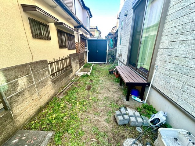 【庭】 | 庭があることでガーデニングや家庭菜園はもちろん、こどもの遊び場やペットを放して遊ぶことができます。また、家の周囲に余裕があるということです。隣地との間があれば、十分な日当たりと、風通しが確保できます。