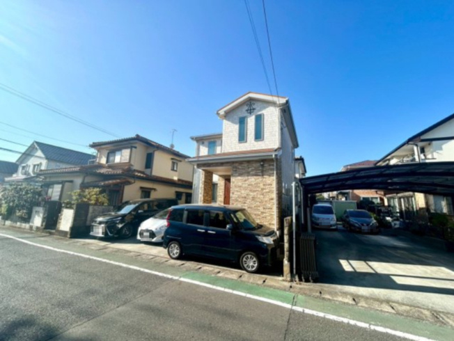 【前面道路含む現地写真】 | 住宅用の土地では前面道路に2m以上接していなければならないと法律で定められています。しかし、お持ちの車のサイズやライフスタイルなどにより、2mでは利便が悪い場合もございますので、事前に確認しましょう。