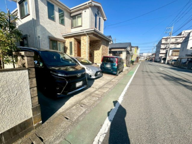 【前面道路含む現地写真】 | お持ちの車種によっては前面道路が広い方が便利でしょう。しかし、前面道路が広ければその分交通量が多くなるため、騒音などが気になる場合があります。実際に現地を見学し、周辺交通量や騒音などを確認しましょう！