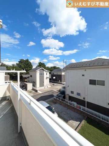 太田市牛沢町　中古戸建の展望|高い建物が無く開放感のある展望
バルコニーからの展望も開けていて閑静な住宅地が望めます。日当りも良いですね♪