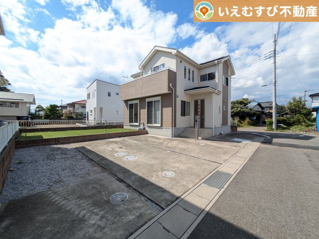 太田市牛沢町　中古戸建の駐車場|並列3台駐車可能なゆとりのカースペース
複数台車をお持ちでも、お友達が遊びに来てもゆとりの駐車スペース！