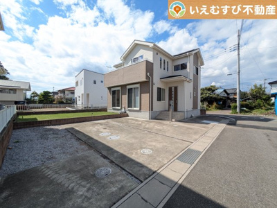 【駐車場】 | 太田市牛沢町　中古戸建 | 並列3台駐車可能なゆとりのカースペース
複数台車をお持ちでも、お友達が遊びに来てもゆとりの駐車スペース！