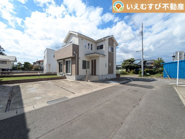 太田市牛沢町　中古戸建の前面道路含む現地写真|充分な広さの前面道路
間口が広くお車の出し入れも問題なく行えるスペースが確保されています♪