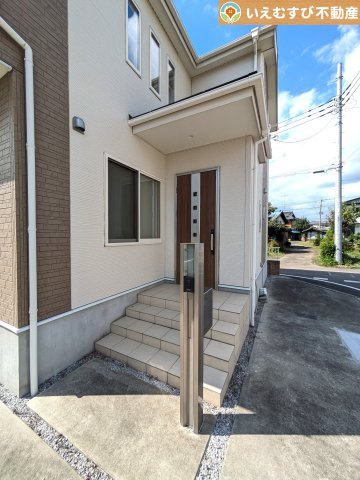 太田市牛沢町　中古戸建のエントランス|落ち着いた色づかいのエントランス
駐車場からアクセスの良いエントランス。雨の日や荷物が多くても安心の動線♪
