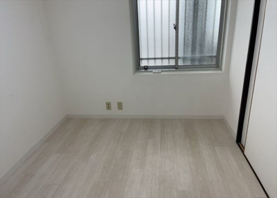 【洋室】 | スガハイム8相模原公園 | 洋室のメリットは重い家具が置きやすく、身の回りが整理しやすいことです。 床がフローリングのため畳とは異なり凹みにくいです。 クローゼットなど収納が豊富で、普段使わない旅行カバンや服の整頓も簡単にです。