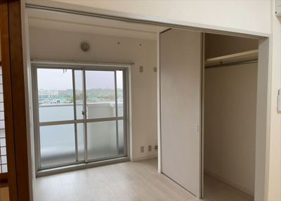 【寝室】 | スガハイム8相模原公園 | 寝室でゆっくりと過ごすためにはベッド周りの適度な空間を担保することや窓の位置、照明の明るさ、寝室の広さなどを考える必要があります。自身や家族の構成とライフスタイルに併せて寝室にする部屋を選びましょう！