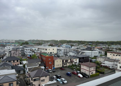 【展望】 | スガハイム8相模原公園 | 眺望の良さを楽しめるダイニングキッチンで家族団らんの時間を過ごしてはいかがでしょうか。バルコニーから見える景色を家族で眺める時間は、時間が経つのを忘れてしまいそうですね。是非、現地を見に行きましょう！