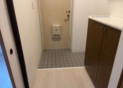 【玄関】 | スガハイム8相模原公園 | 玄関は家の顔でもあり、家族以外の目にも止まる場所です。玄関は外との間を仕切る扉、靴などをしまっておく収納スペース、靴脱ぎのたたきスペース、来客とのやり取りをするドアホンなど複数のアイテムからなります。